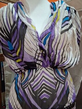 bebe Purple & White Geometric V-Neck Blouse